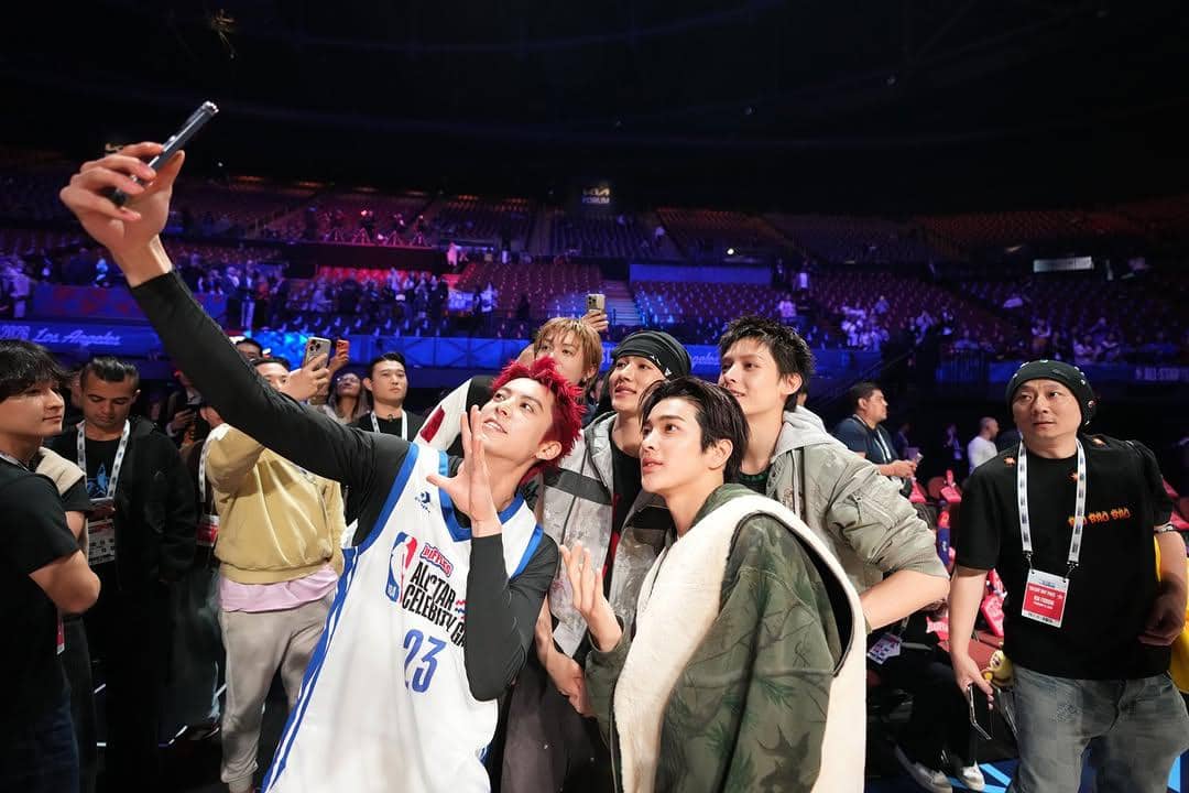 potret akrab CORTIS dan Dylan Wang di NBA All-Star Celebrity Game 2026