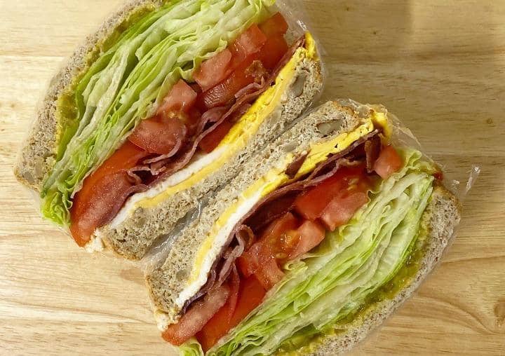 ilustrasi roti tawar panggang isi sayur segar dan telur