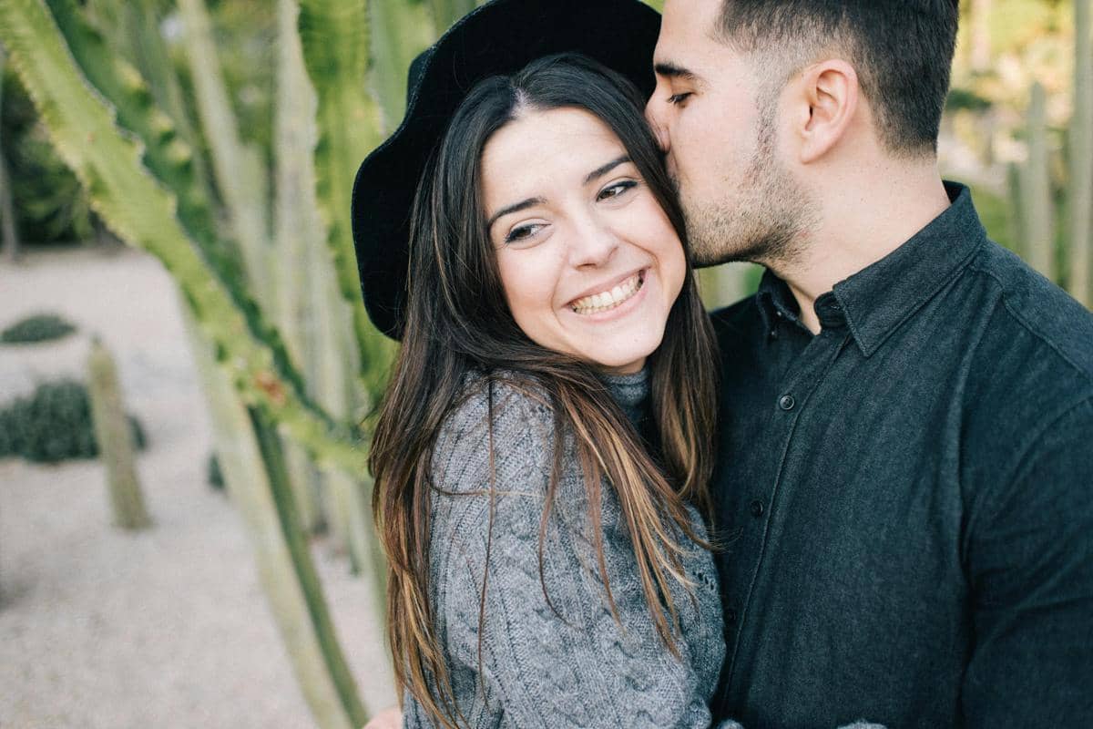 ilustrasi suami istri cium pipi saat puasa