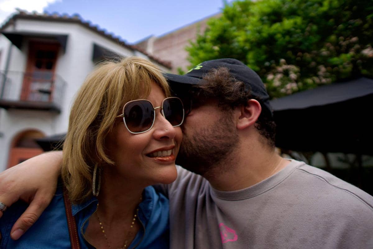 ilustrasi suami istri cium pipi saat puasa