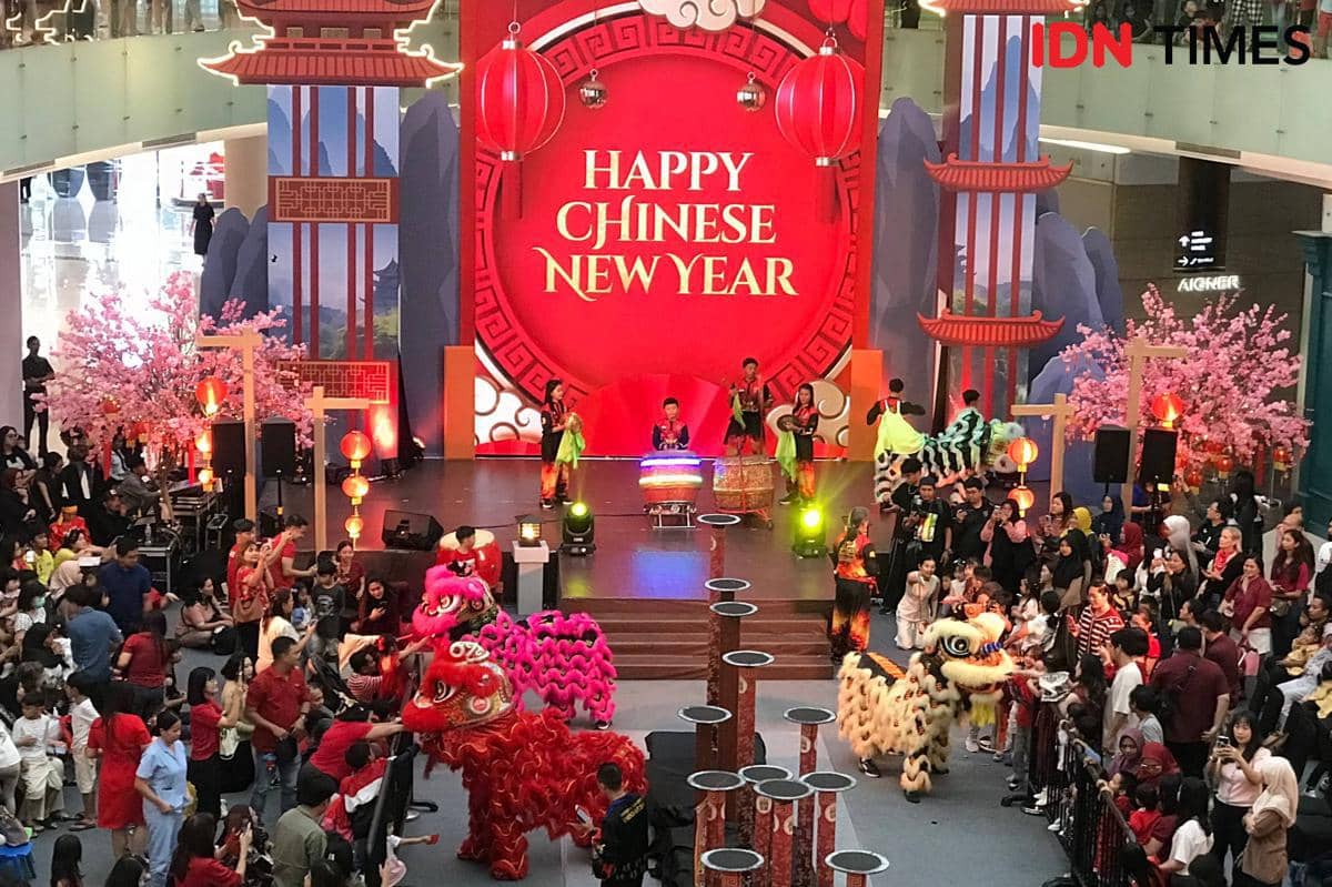 Atraksi barongsai perayaan Tahun Baru Imlek 2026 menghibur pengunjung di Ciputra World Surabaya, Surabaya