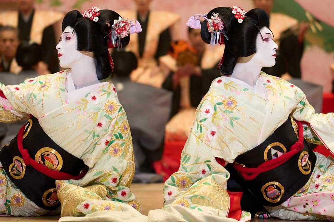 Dua aktor kabuki dengan kostum lengkap di atas panggung.