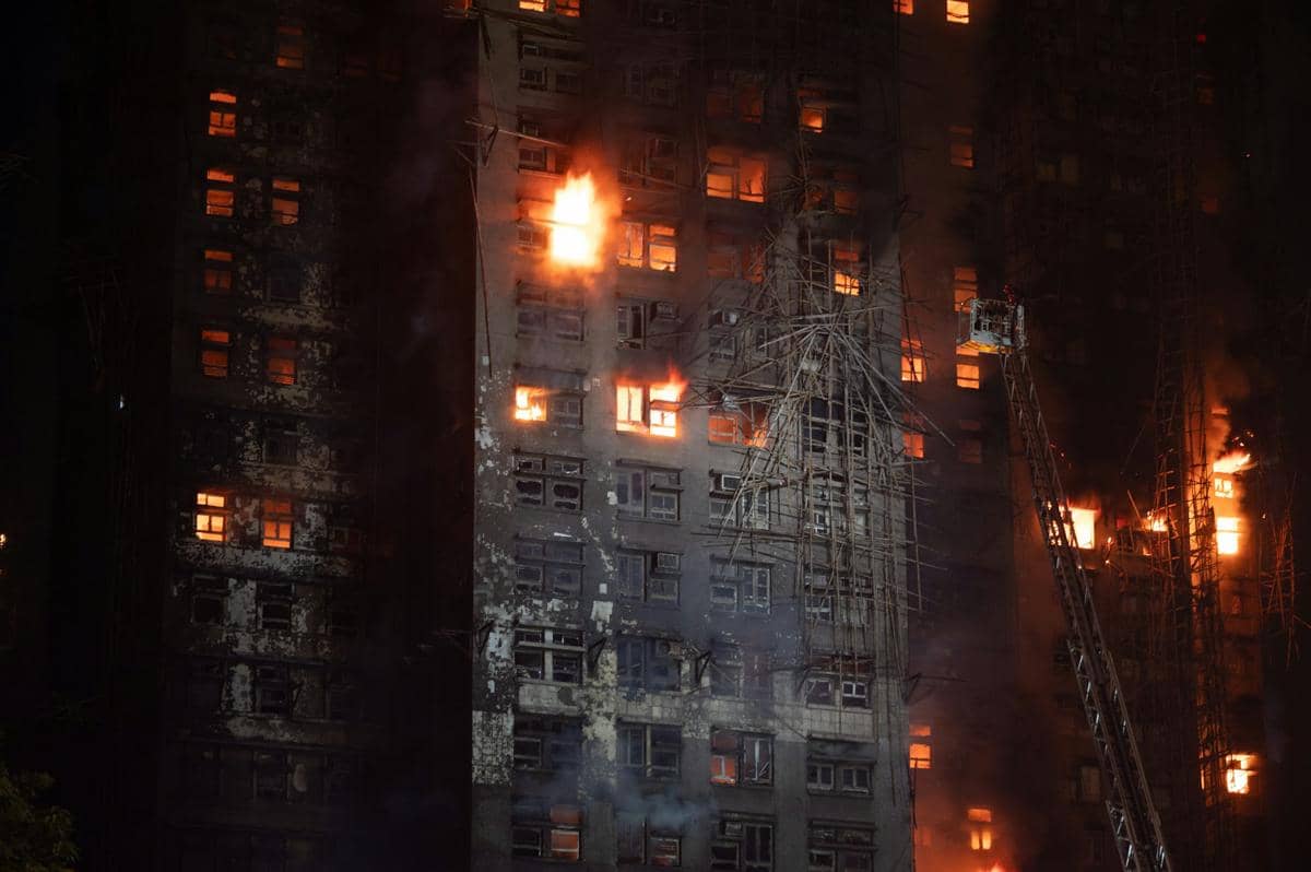 Kebakaran di gedung apartemen.