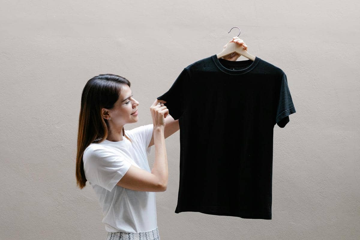 ilustrasi warna baju hitam (pexels.com/Angela Roma)