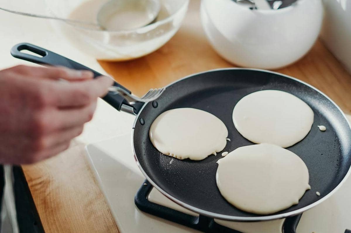 ilustrasi membuat apem 