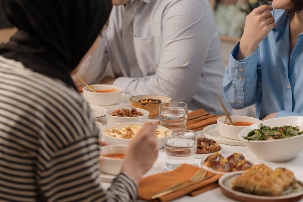 ilustrasi menikmati takjil saat berbuka puasa