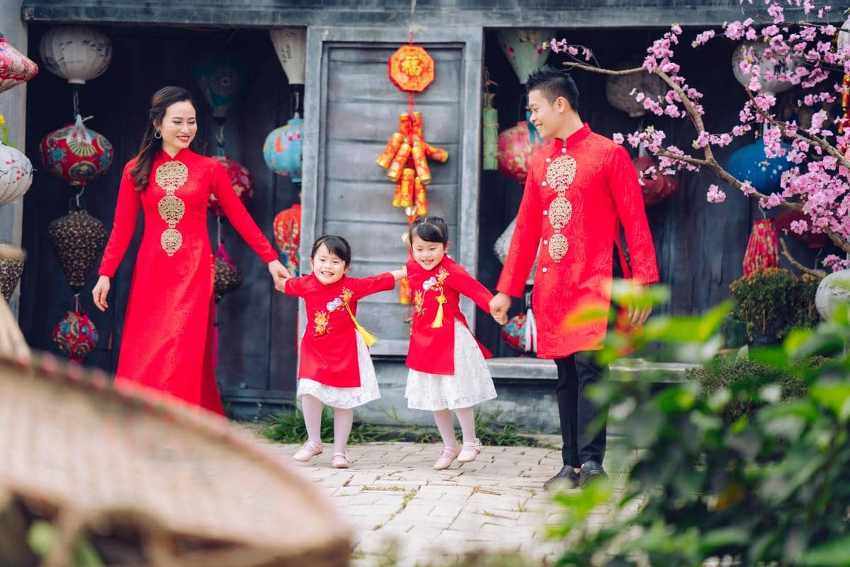 ilustrasi memakai baju warna merah untuk semua keluarga (pexels.com/Quoc Huy)