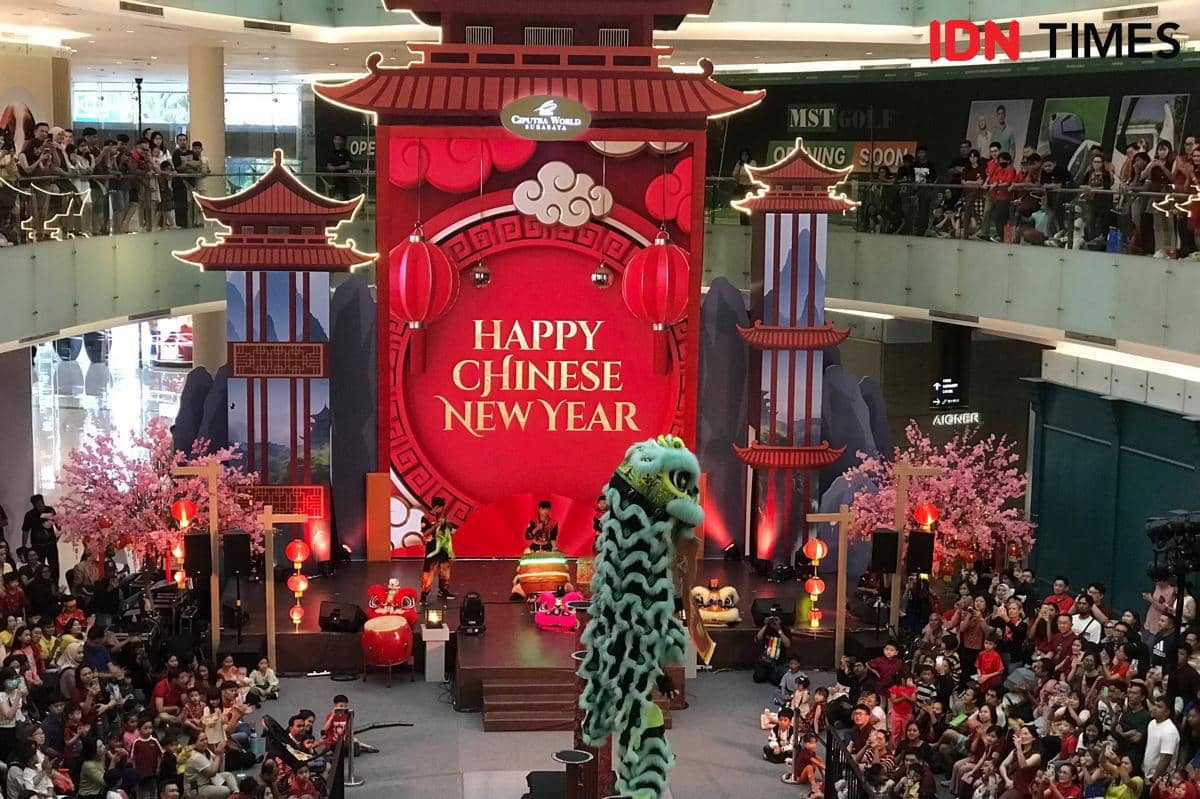 Atraksi barongsai dalam perayaan Imlek 2026 di Ciputra World Surabaya menampilkan simbolisme perjuangan meraih rezeki melalui prosesi lempar jeruk. 