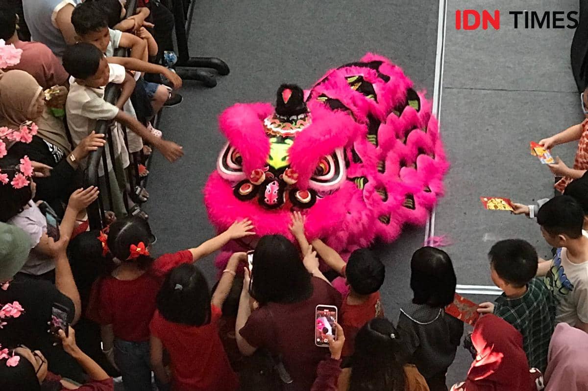 Anak-anak antusias berinteraksi dengan barongsai dalam perayaan Imlek di Ciputra World Surabaya.