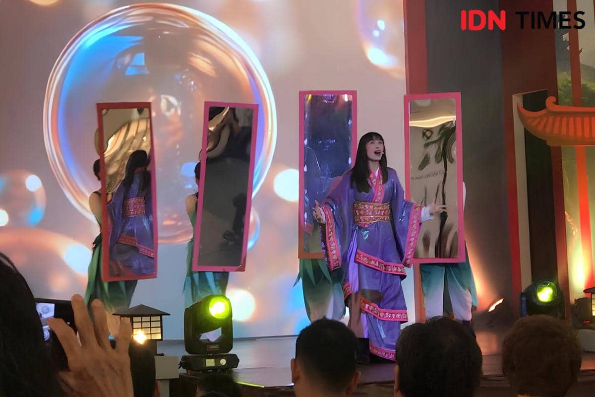 Pemain musikal Mulan menampilkan adegan teatrikal dengan kostum tradisional di panggung Ciputra World Surabaya saat perayaan Imlek 2026.