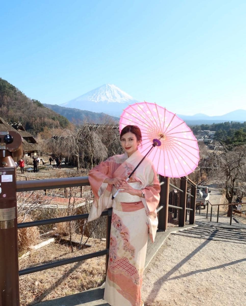 Sarah Keihl pakai kimono di desa Saiko Iyashi no Sato Nenba
