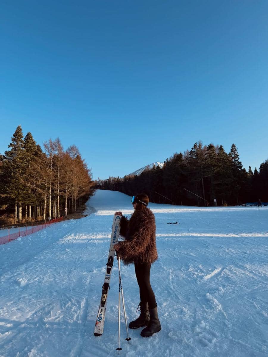 Sarah Keihl main ski di bawah kaki Gunung Fuji.