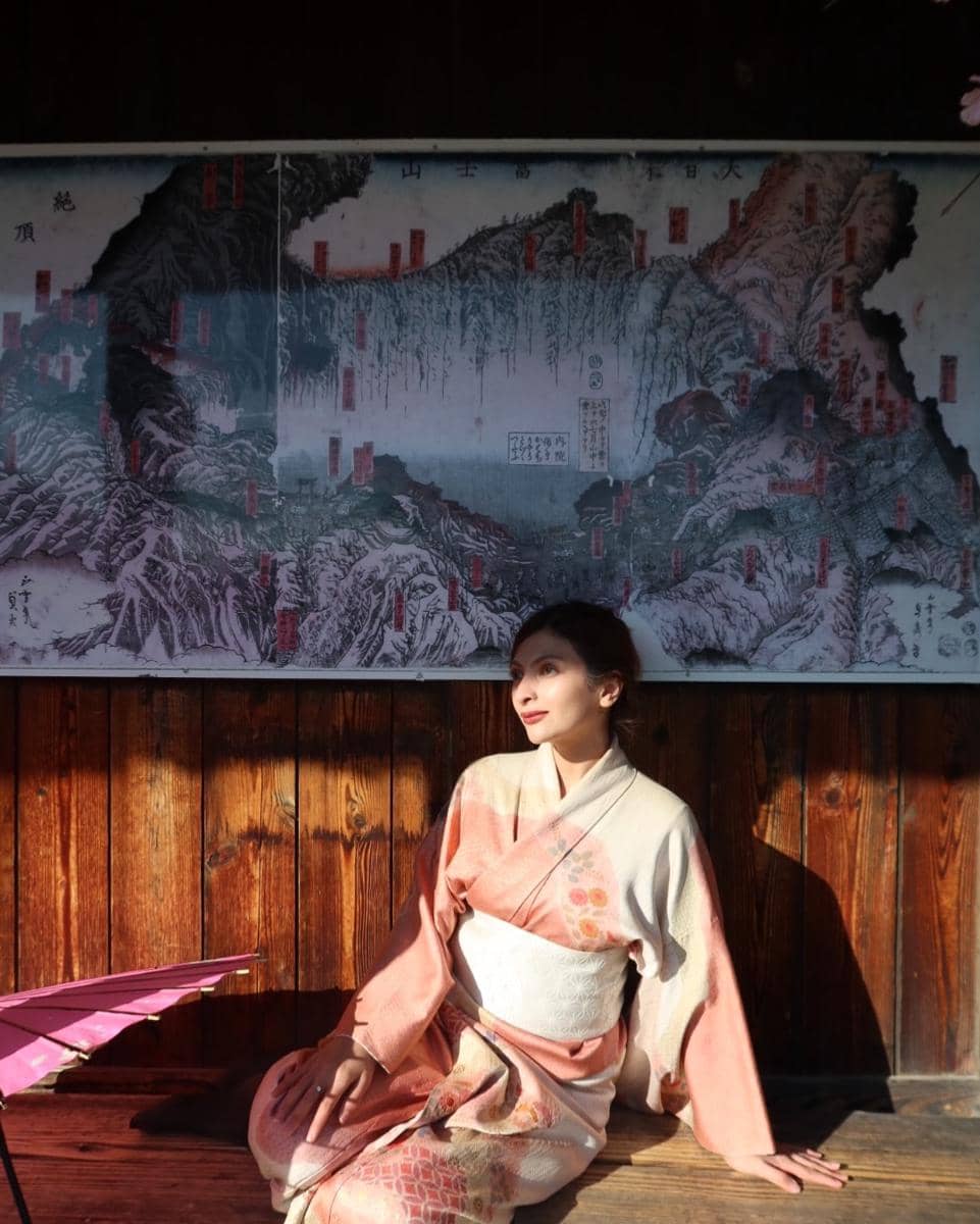 Sarah Keihl pakai kimono di desa Saiko Iyashi no Sato Nenba