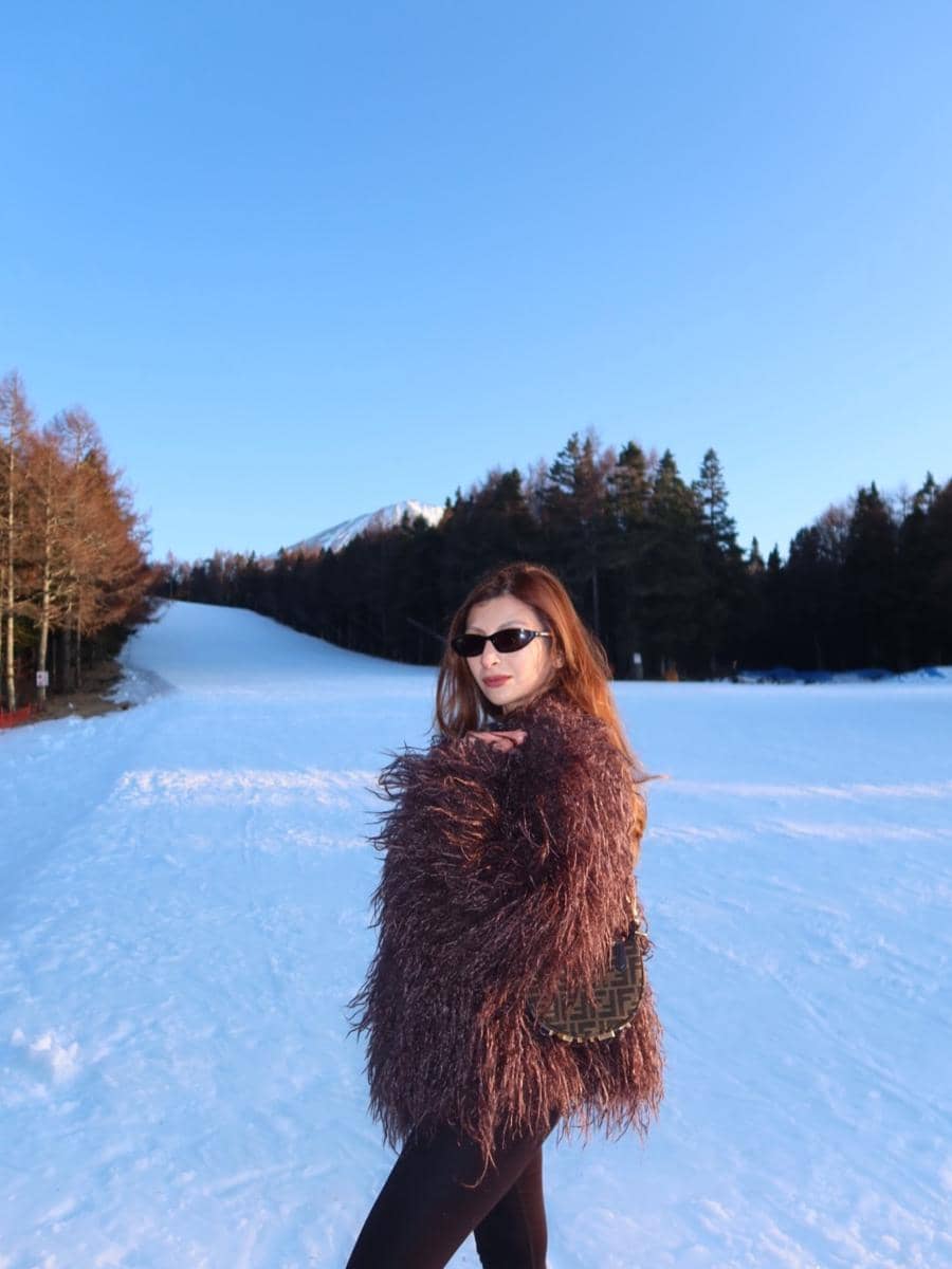 Sarah Keihl main ski di bawah kaki Gunung Fuji.