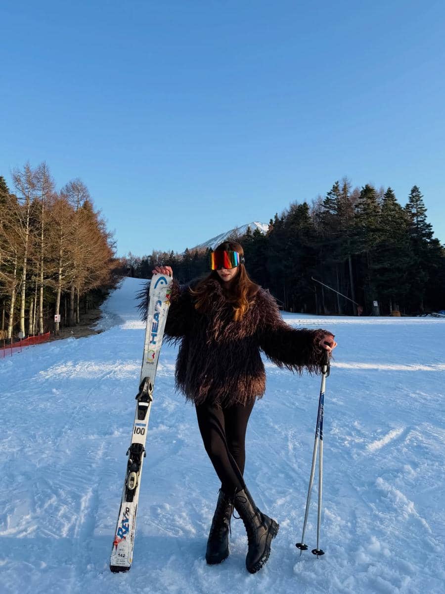 Sarah Keihl main ski di bawah kaki Gunung Fuji.