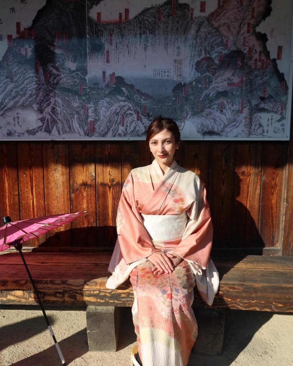 Sarah Keihl pakai kimono di desa Saiko Iyashi no Sato Nenba