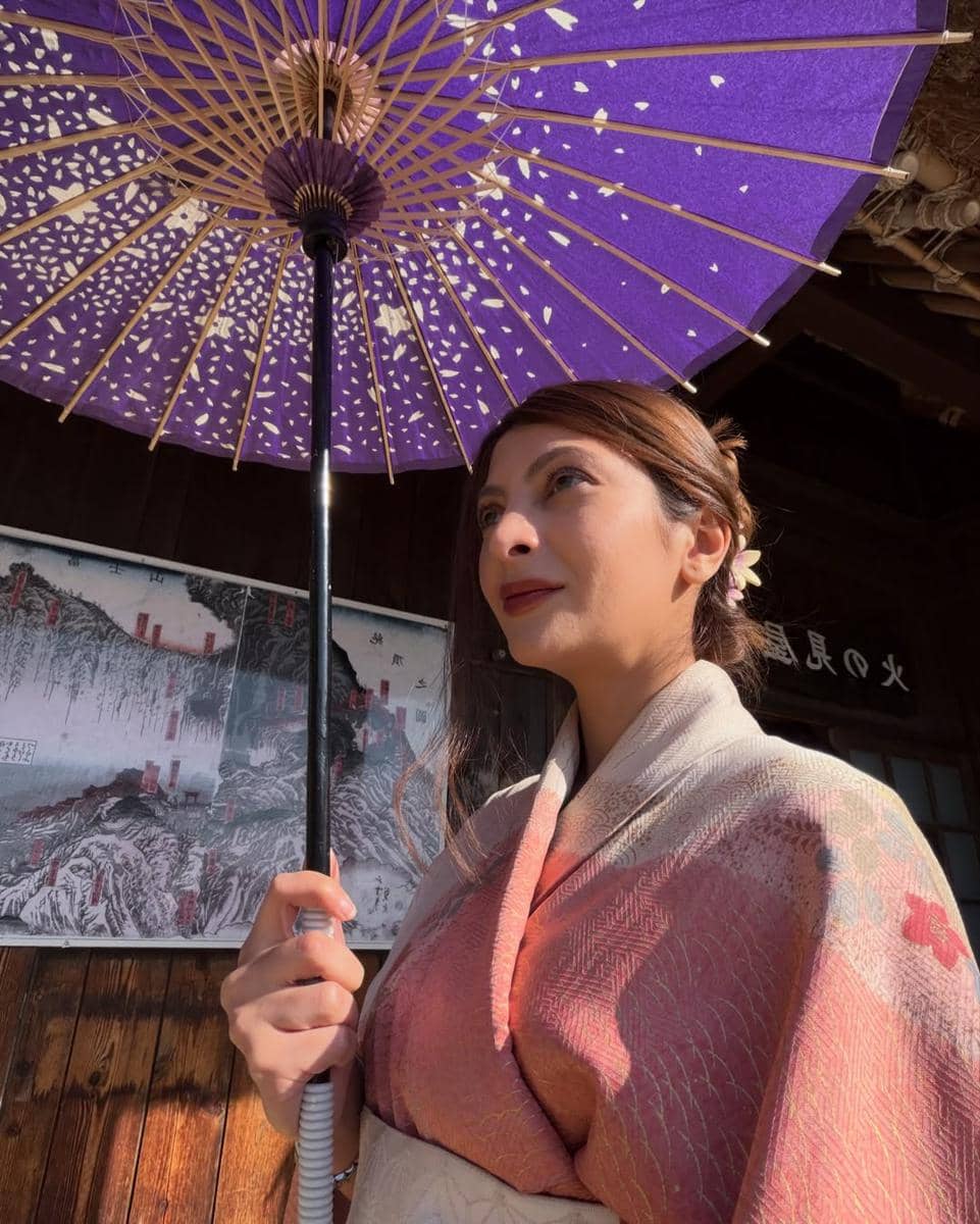 Sarah Keihl pakai kimono di desa Saiko Iyashi no Sato Nenba