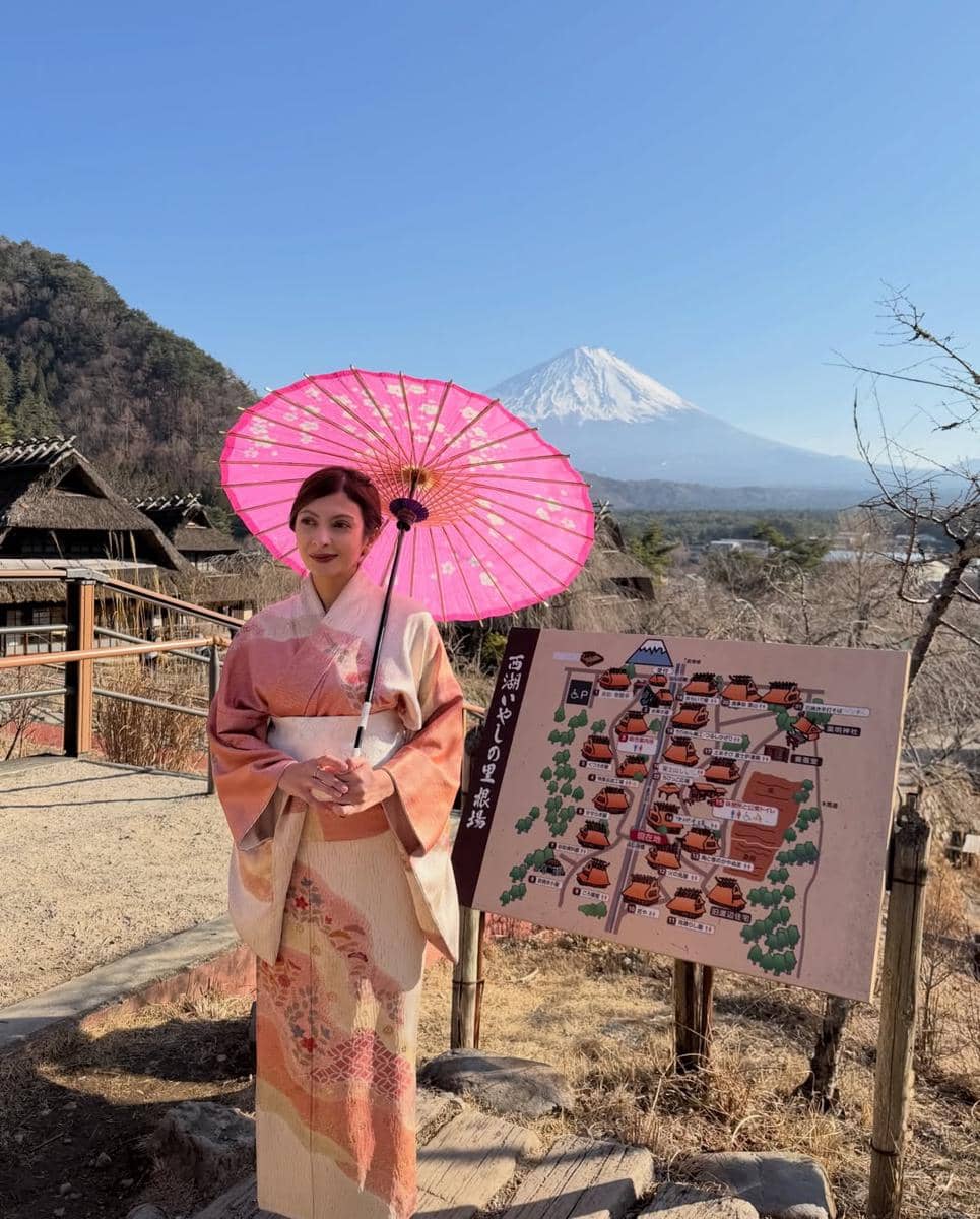 Sarah Keihl pakai kimono di desa Saiko Iyashi no Sato Nenba