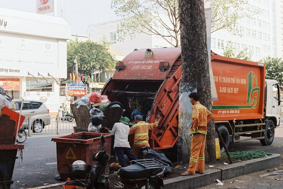Truk sedang mengangkut sampah.