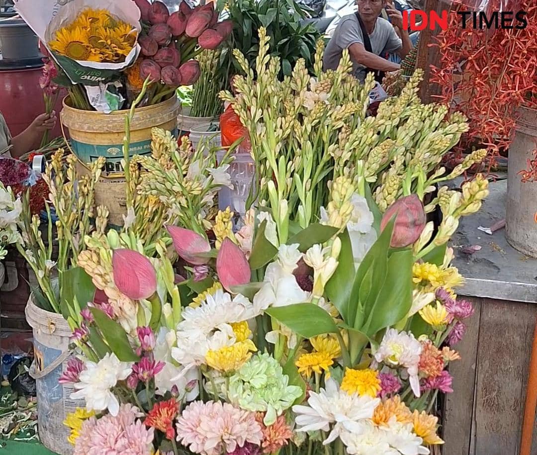 Ketika Imlek Pertemukan Bunga dan Doa di Wihara