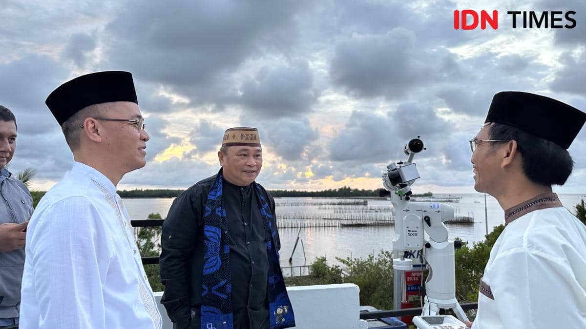 Kakanwil Kemenag Kalbar memantau hilal. 