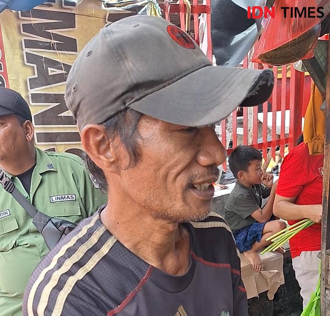 Ketika Imlek Pertemukan Bunga dan Doa di Wihara