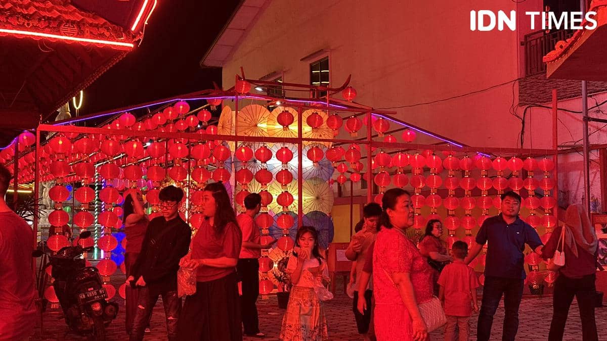 Warga antusias mendatangi vihara Hiang Thian Siang. (