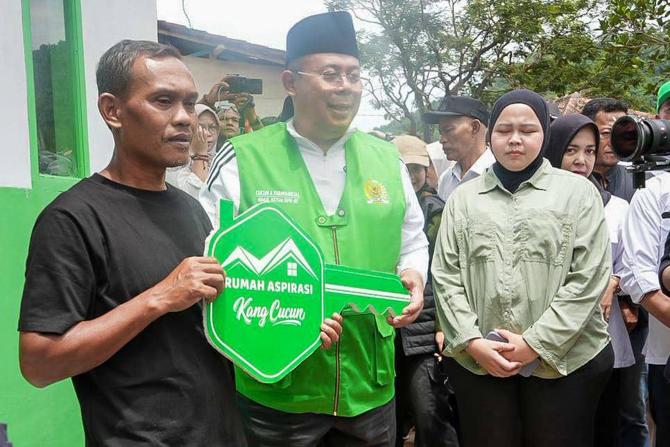 Wakil Ketua DPR RI, Cucun Ahmad Syamsurijal merelokasi delapan unit rumah bagi warga korban bencana longsor Kecamatan Arjasari, Kabupaten Bandung. (Dok. DPR).