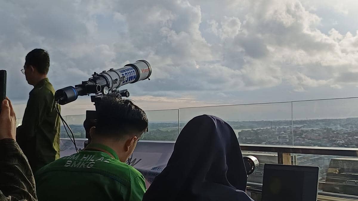 Pemantauan hilal di Makassar, Selasa (17/2/2026). IDN Times/Ashrawi Muin
