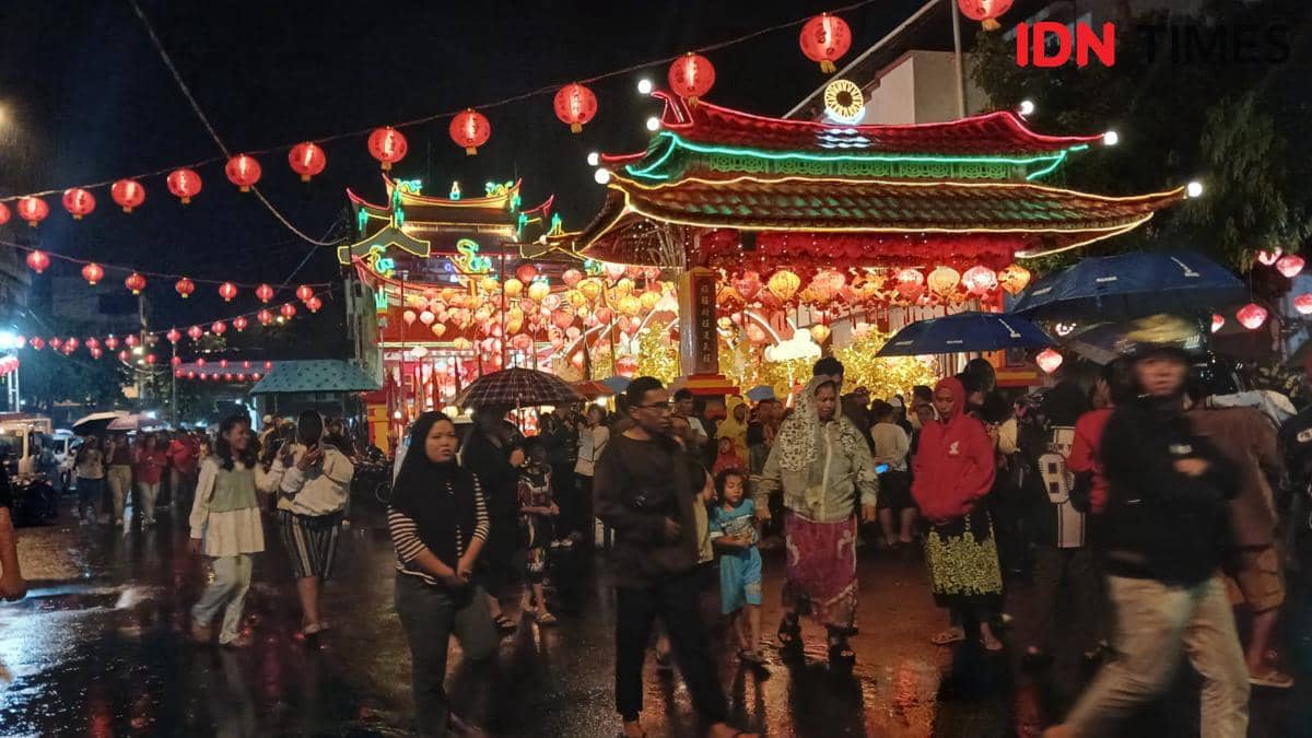 Warga Manado berkumpul di Kampung Cina, Jalan DI Panjaitan, Calaca, Wenang, Manado, Sulawesi Utara, Senin (16/2/2026). IDNTimes/Savi