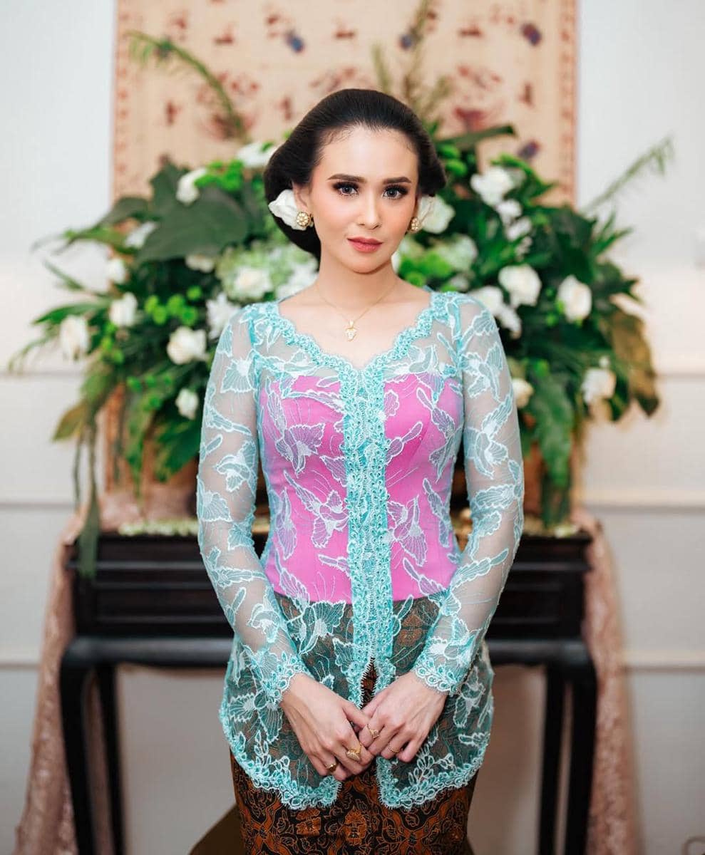 OOTD Kebaya ala Ayushita (instagram.com/ayushita)