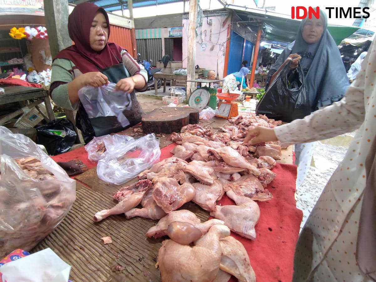 Pedagang ayam potong di Pasar Randik Sekayu saat melayani pembeli.