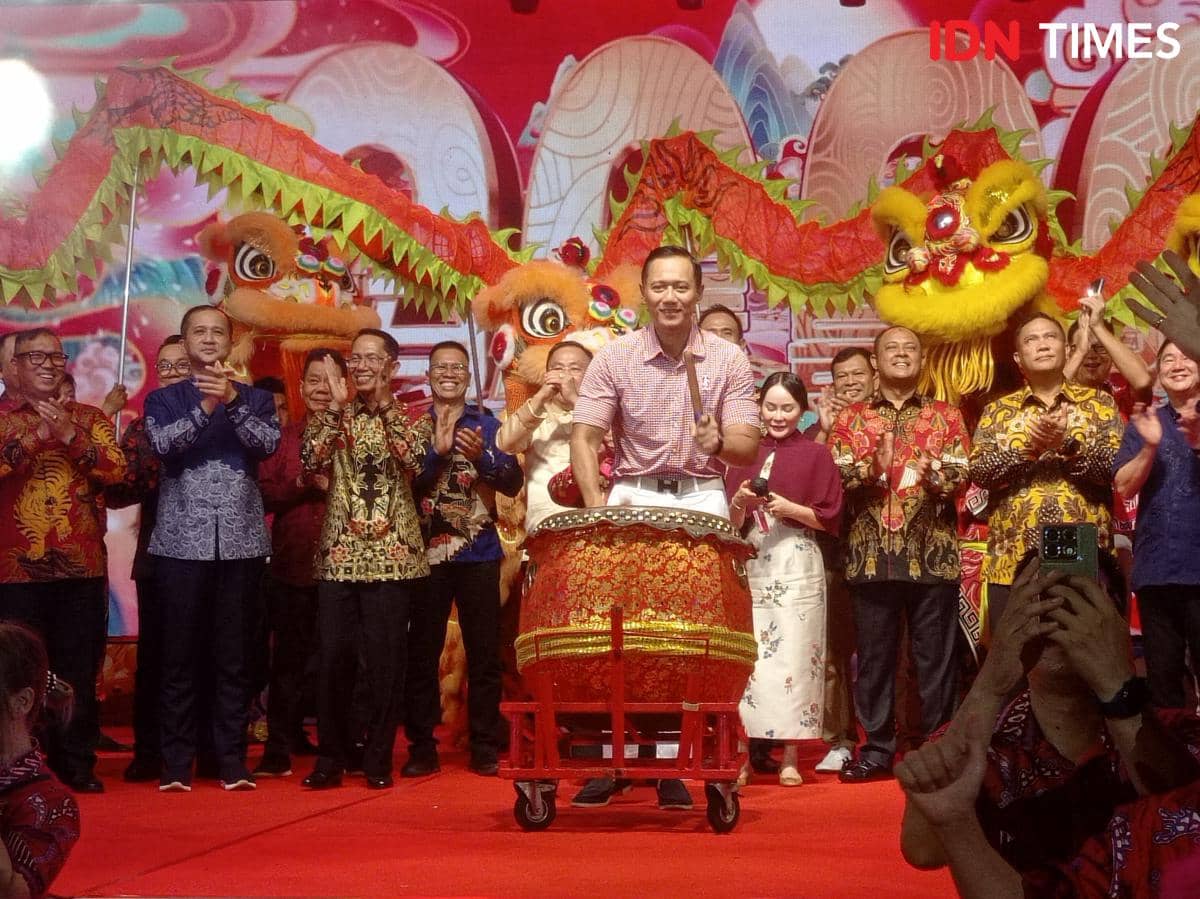 Menteri Koordinator Bidang Infrastruktur dan Pembangunan Kewilayahan Agus Harimurti Yudhoyono (AHY) bersama Menteri Transmigrasi M. Iftitah Sulaiman Suryanagara menghadiri malam puncak perayaan Tahun Baru Imlek 2577 di Batam (IDN Times/Putra Gema Pamungkas)