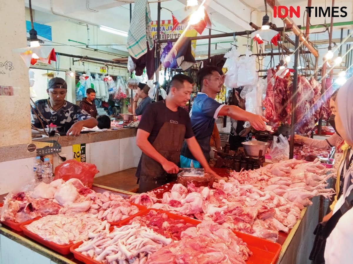 Lapak pedagang daging di Pasar Jambu Dua, Kota Bogor, Jawa Barat, Selasa (17/2/2026)