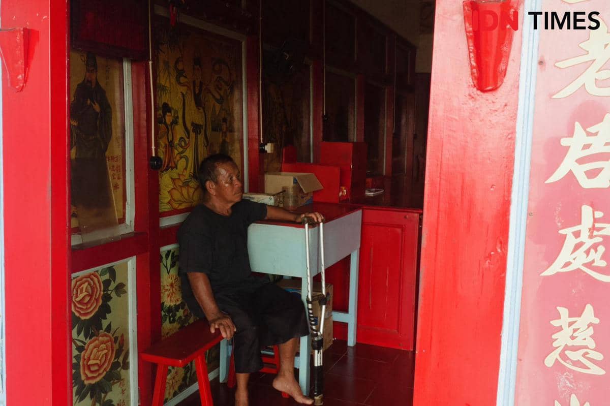 Sosok penjaga klenteng, Slamet.