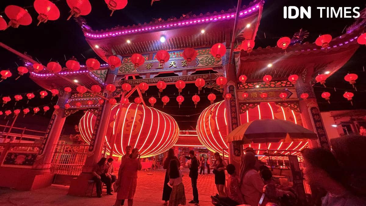 Dua lampion raksasa di Kubu Raya jadi daya tarik. 