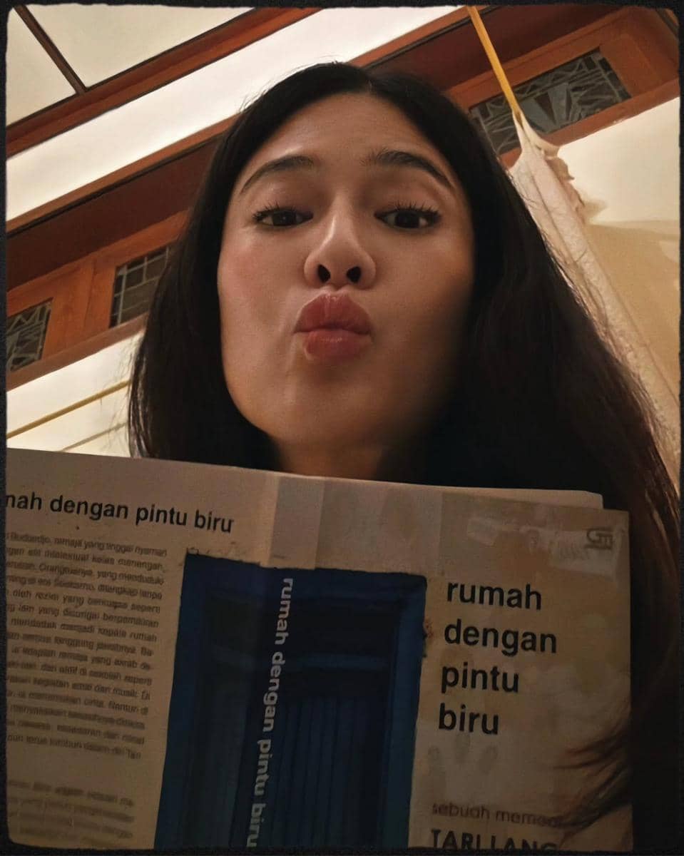 Buku bacaan Dian Sastrowardoyo, Rumah dengan Pintu Biru