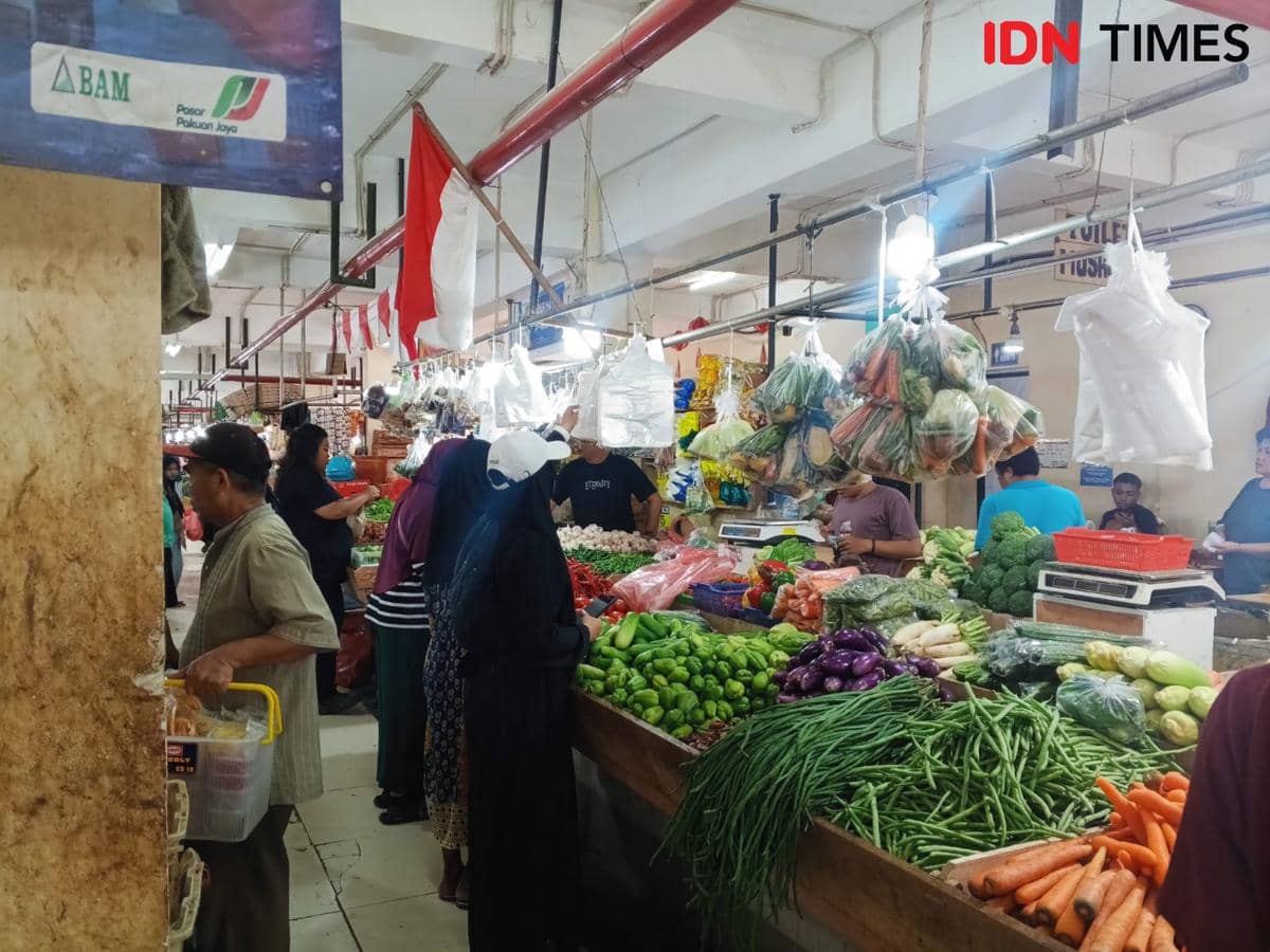 Lapak sayur di Pasar Jambu Dua Kota Bogor, Jawa Barat, Selasa (17/2/2026)