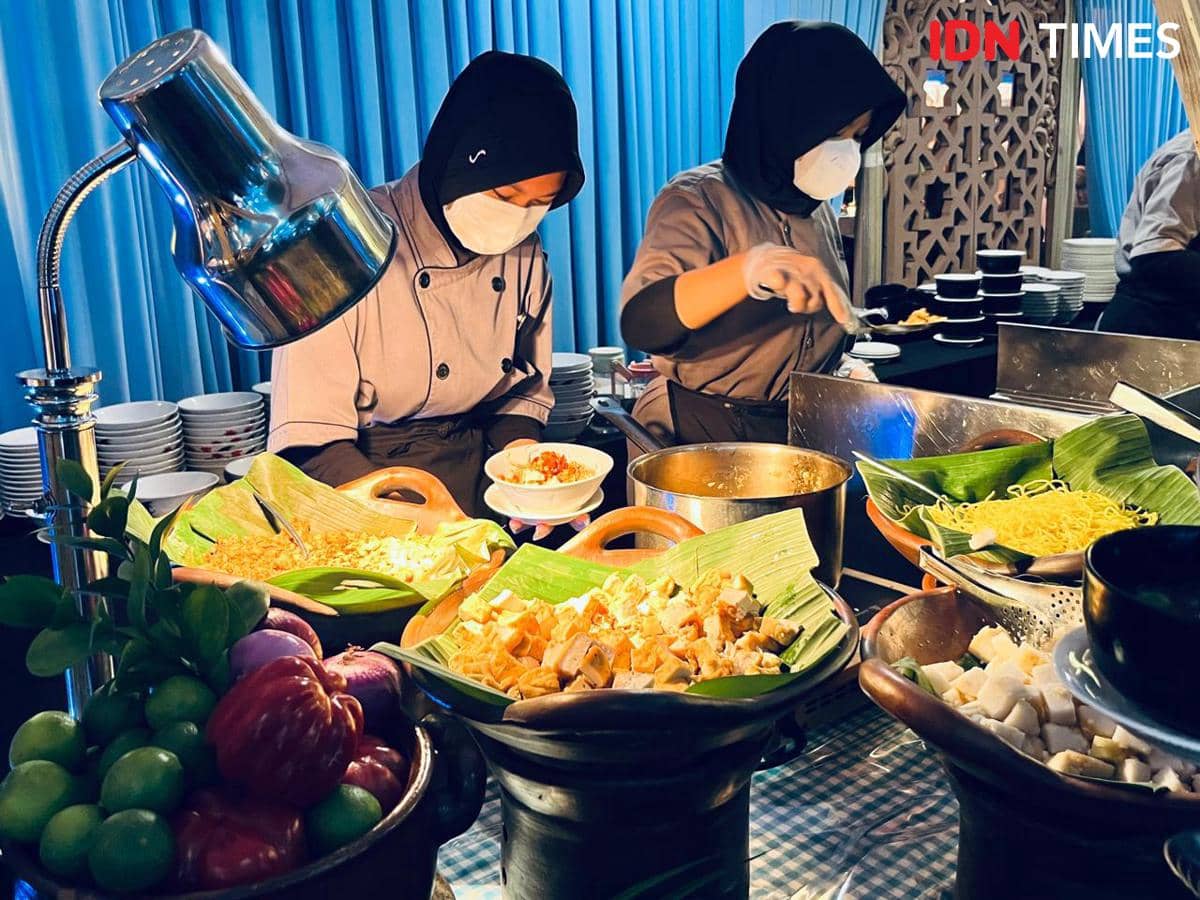 Potret station makanan di Quba Ramadan Pop-Up Resto 2026, The Tribrata Hotel & Convention Center, Jakarta Selatan 