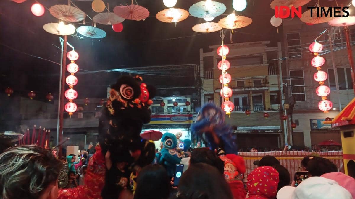 Atraksi barongsai di Klenteng Kong Zi Miao, Kampung Cina, Manado, Sulawesi Utara, Selasa (17/2/2026). IDNTimes/Savi