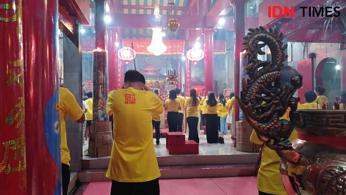 Umat beribadah di Klenteng Kwan Kong, Manado, Sulawesi Utara, Senin (16/2/2026). IDNTimes/Savi