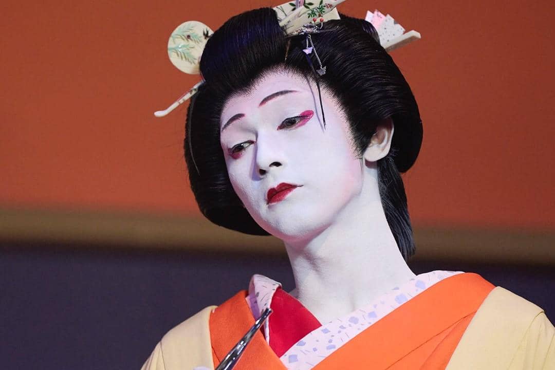 Kikuo saat tampil di atas panggung.