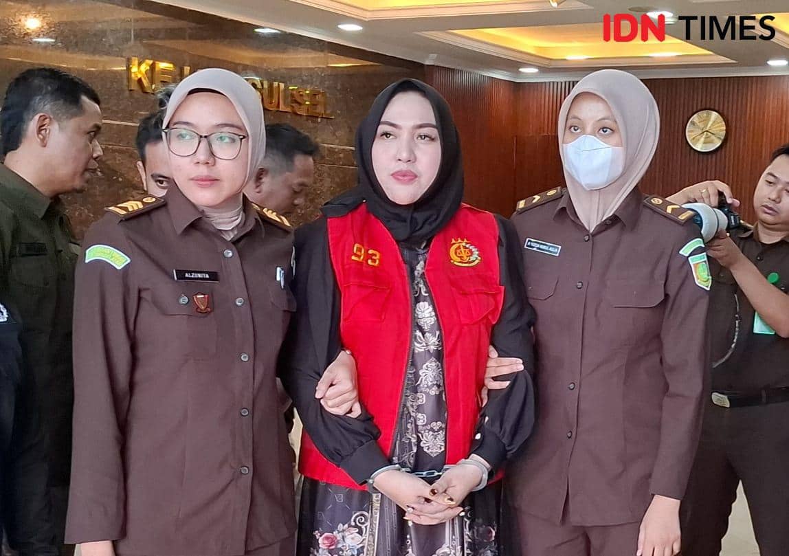 Mira Hayati saat berada di Gedung Kejati Sulsel untuk dijebloskan ke Lapas Kelas 1A Makassar, Rabu (18/2/2026) / Darsil Yahya