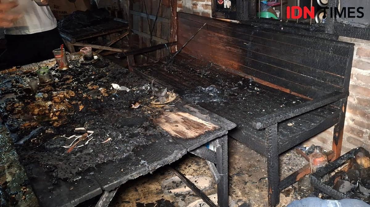 Warung kopi yang juga menjual bensin eceran di Desa Sambirobyong, Kecamatan Geneng, Kabupaten Ngawi, terbakar. IDN Times/Riyanto.