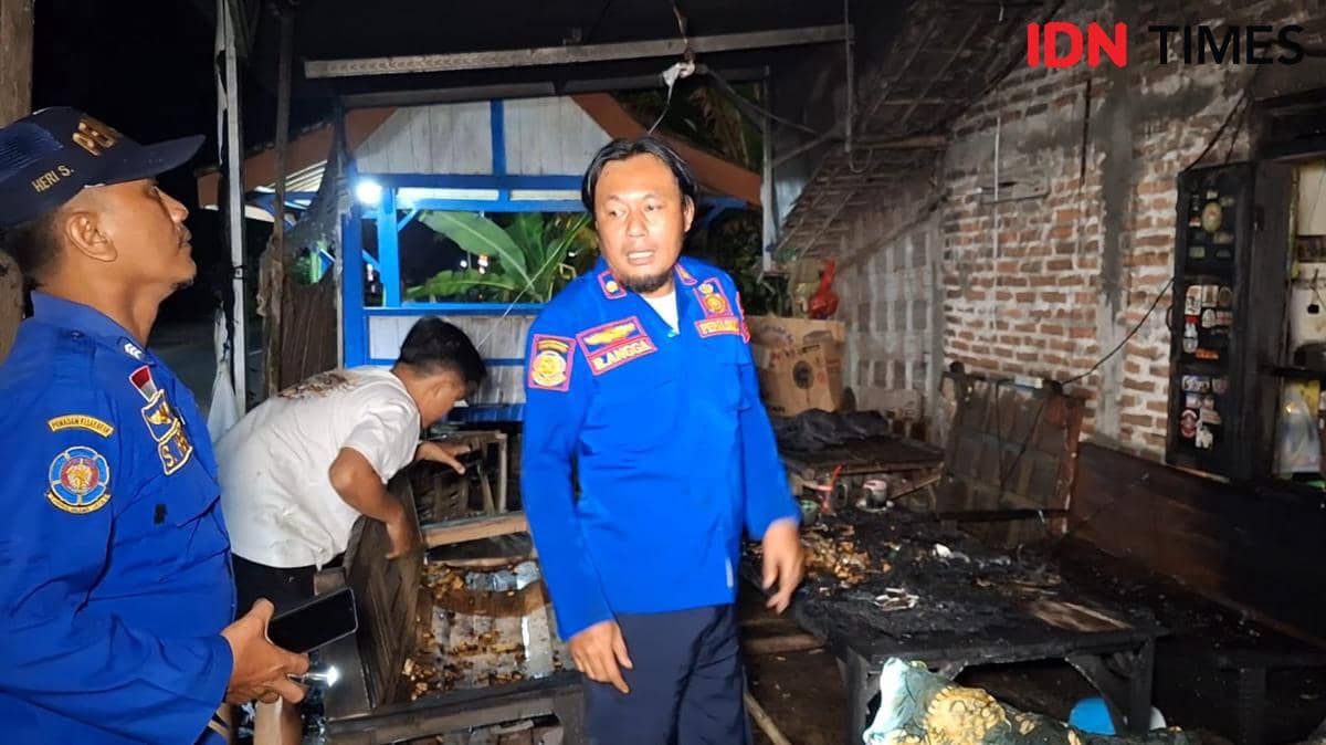 Warung kopi yang juga menjual bensin eceran di Desa Sambirobyong, Kecamatan Geneng, Kabupaten Ngawi, terbakar. IDN Times/Riyanto.