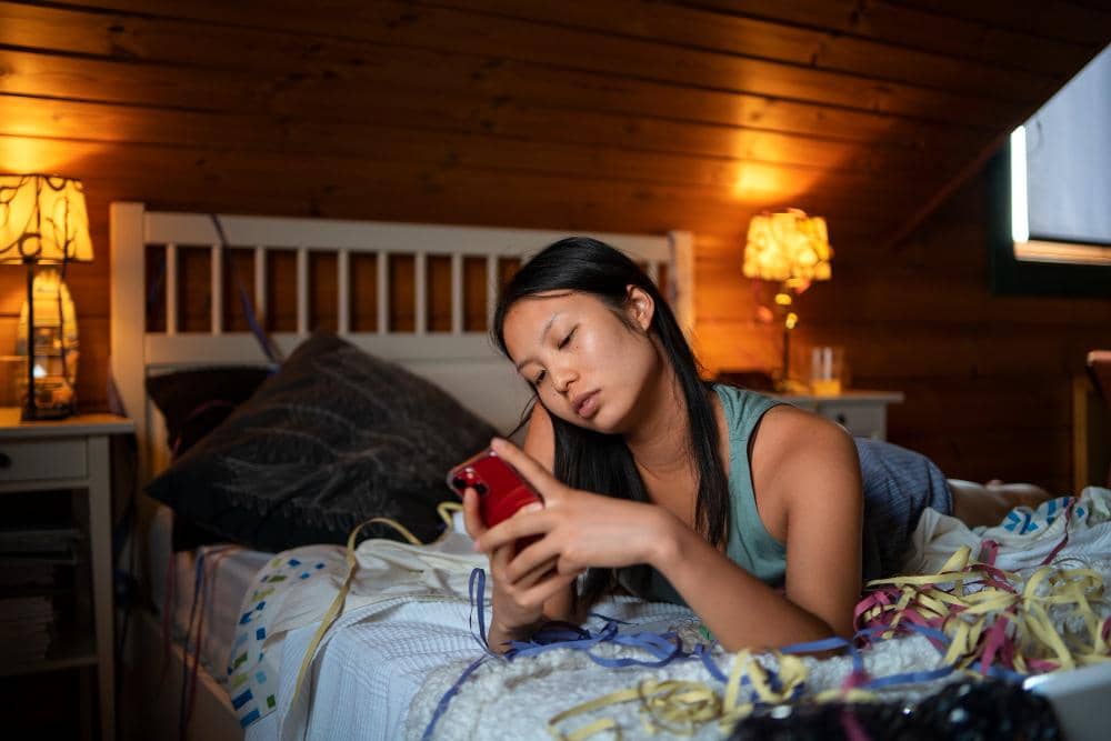 Seorang perempuan stalking mantan.