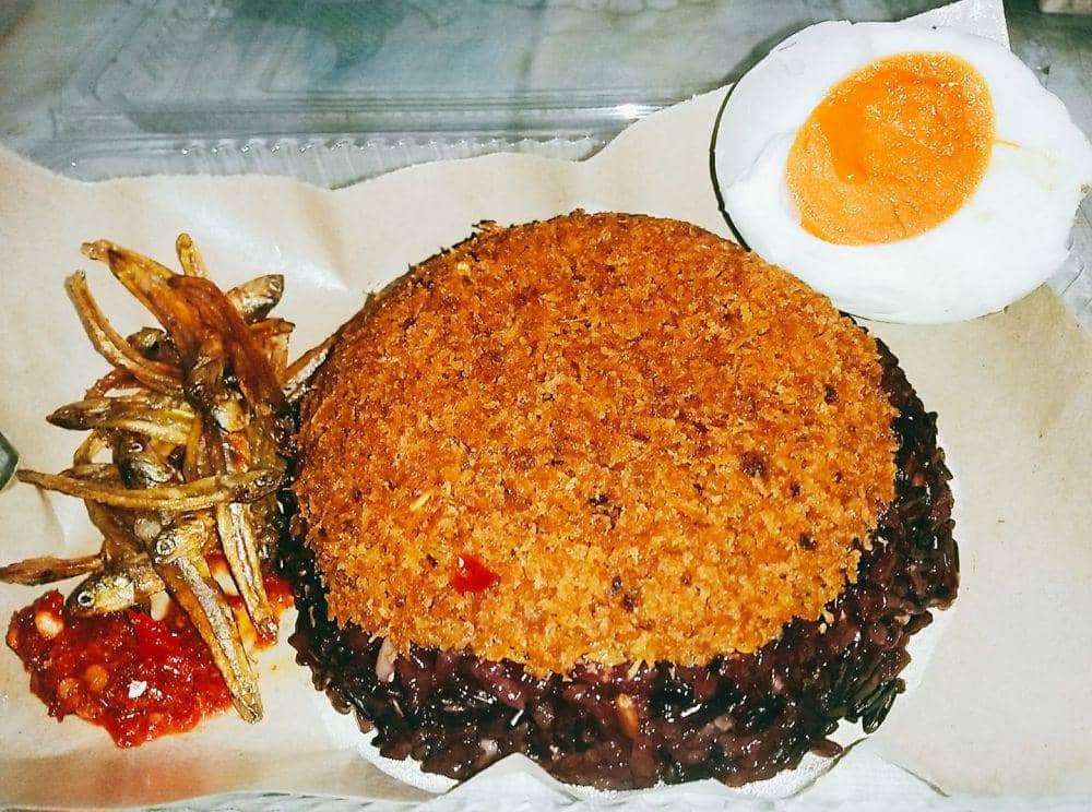 Makanan tradisional songkolo asal Sulsel.