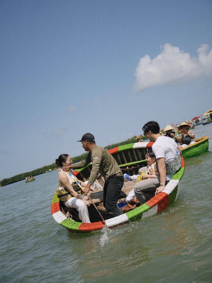 Nikita Willy dan keluarga jalan-jalan di Vietnam.