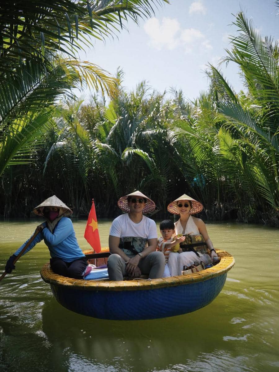 Nikita Willy dan keluarga jalan-jalan di Vietnam.