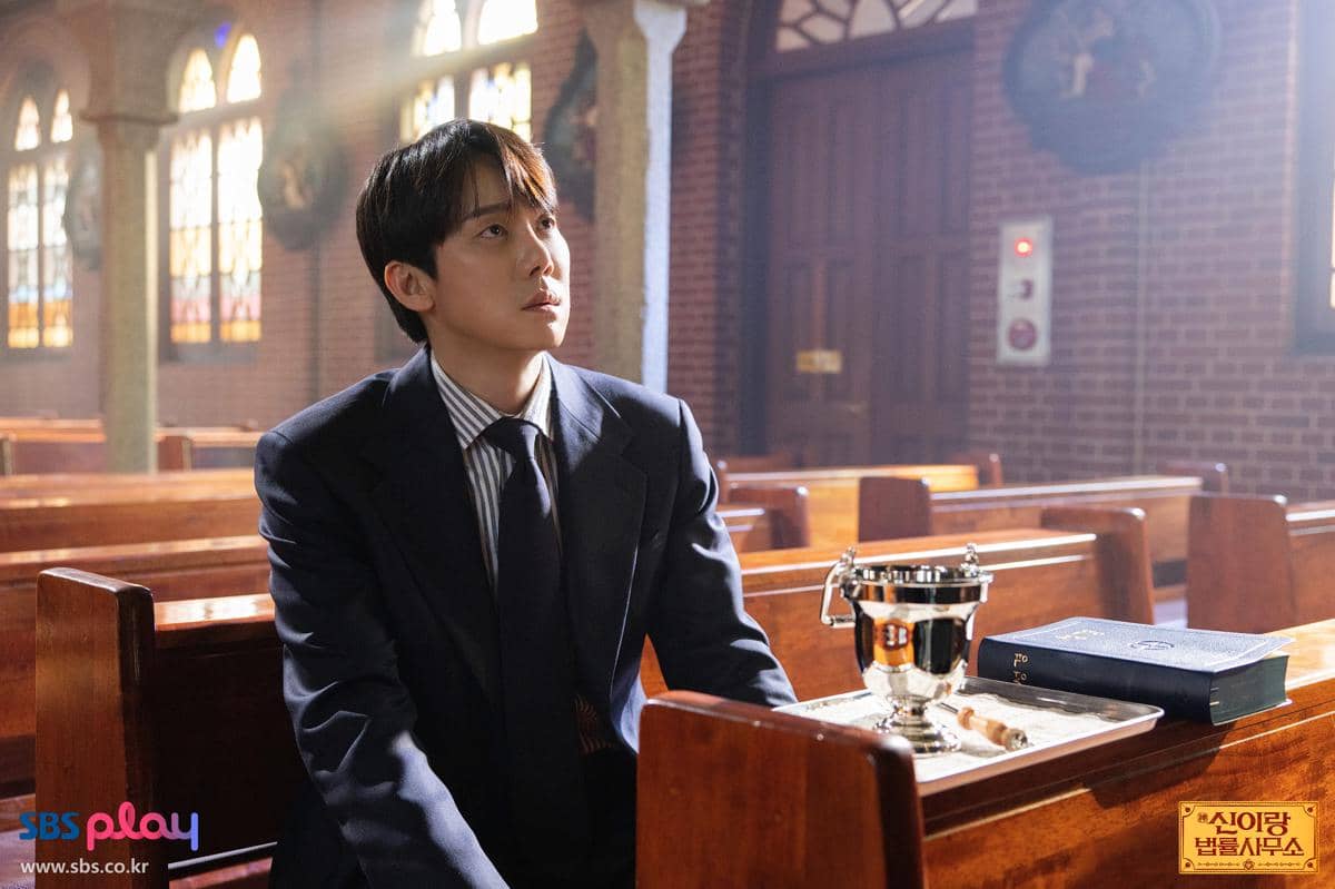 potret Yoo Yeon Seok di drakor Phantom Lawyer